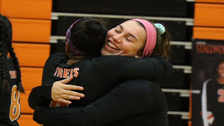 volleyball-hhs-3-vs-daviess-1-16-seniors-100217