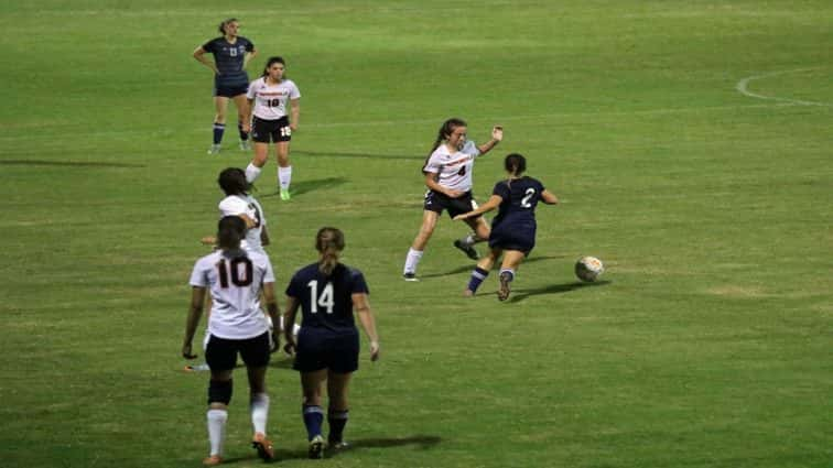 soccer-girls-hhs-12-082917