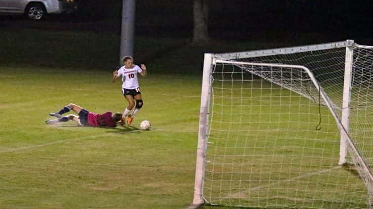 soccer-girls-hhs-18-08297