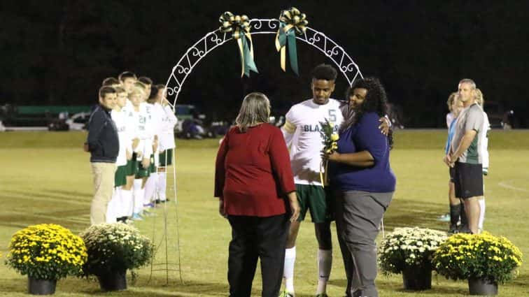 soccer-senior-night-uha-16-100517