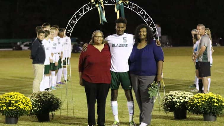 soccer-senior-night-uha-18-100517