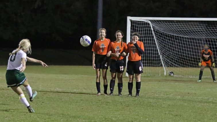 soccer-girls-uha-11-vs-hhs-1-1-101117-2