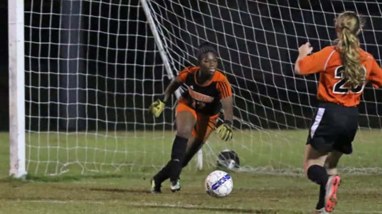 soccer-girls-uha-11-vs-hhs-1-11-101117-2