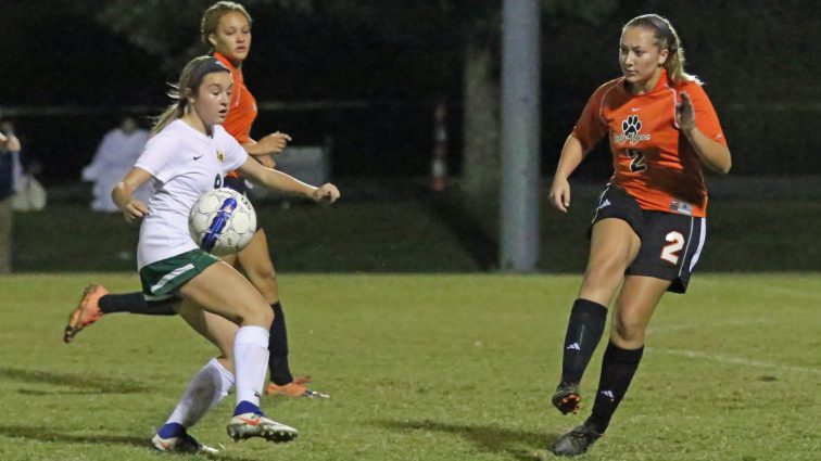 soccer-girls-uha-11-vs-hhs-1-26-101117-2