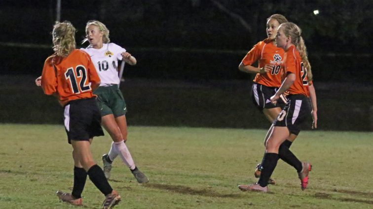 soccer-girls-uha-11-vs-hhs-1-29-101117-2