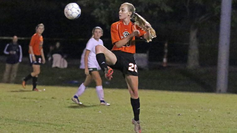 soccer-girls-uha-11-vs-hhs-1-30-101117-2