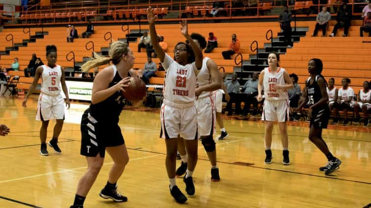 basketball-girls-hhs-vs-trigg-19-121417