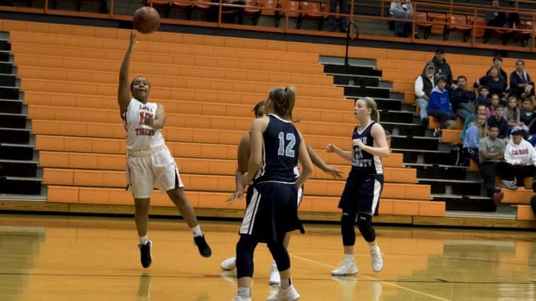 basketball-girls-hhs-vs-logan-3-121817