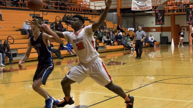 basketball-boys-hhs-vs-ft-campbell-13-010518