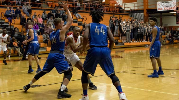 basketball-boys-hhs-vs-graves-10-012318