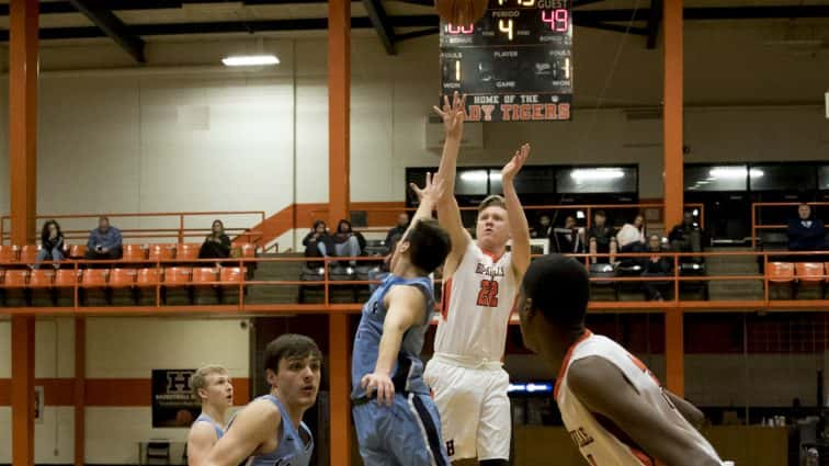 basketball-boys-hhs-vs-logan-co-22-012917