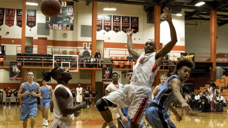 basketball-boys-hhs-vs-logan-co-11-012917