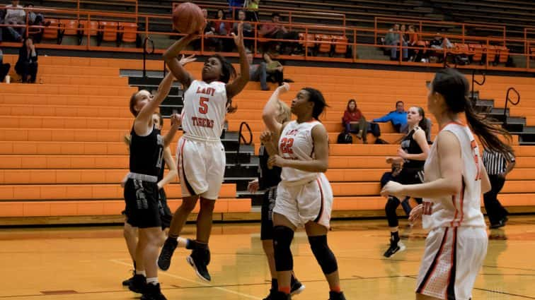 basketball-girls-hhs-vs-south-warren-23-021518