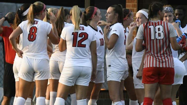 2018_lady_topper_soccer_huddle