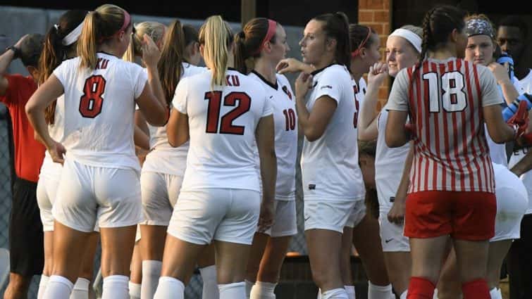 2018_lady_topper_soccer_huddle