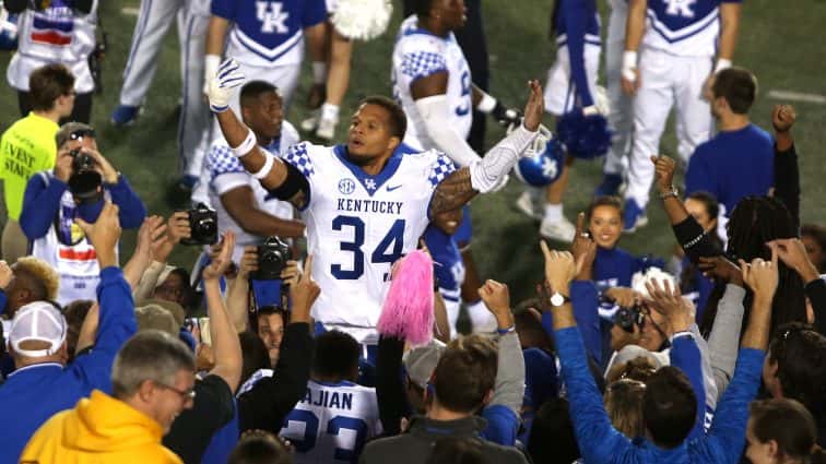jordon-jones-with-the-fans