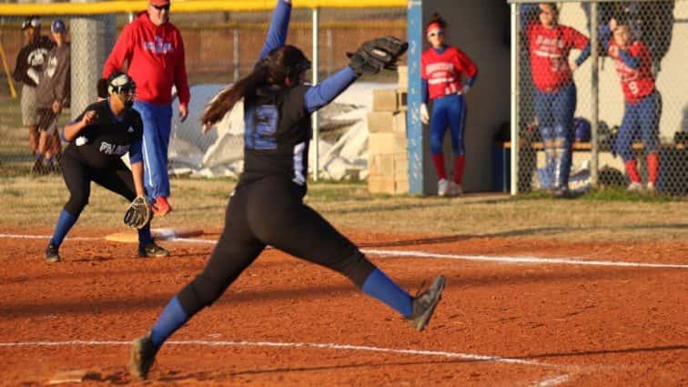 fort-campbell-softball-vs-christian-co-25