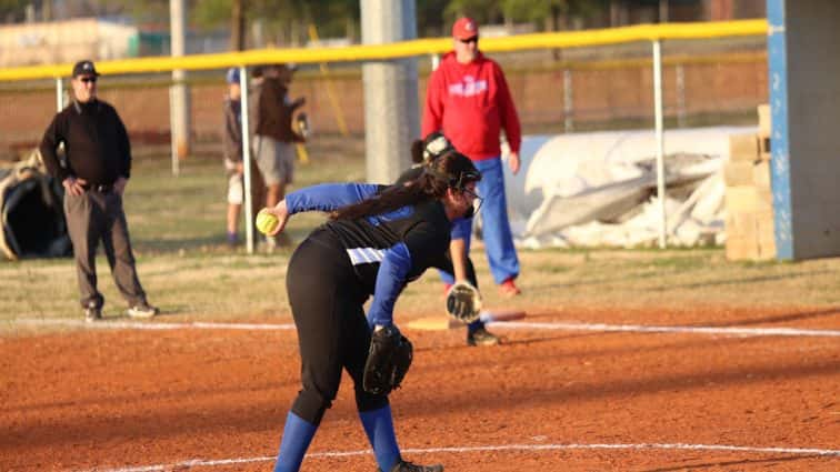 fort-campbell-softball-vs-christian-co-40