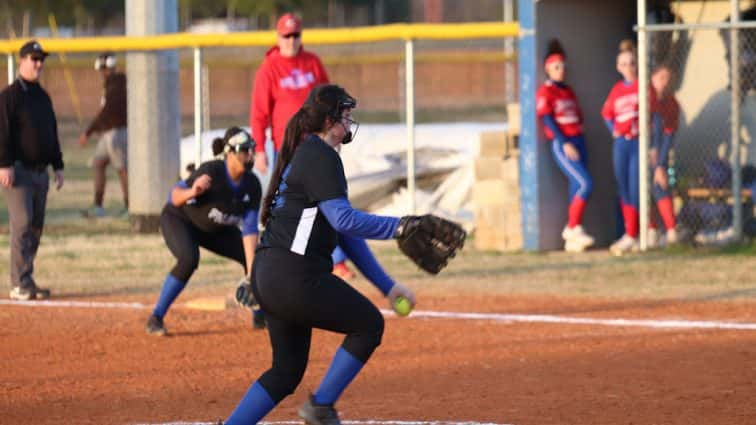 fort-campbell-softball-vs-christian-co-84