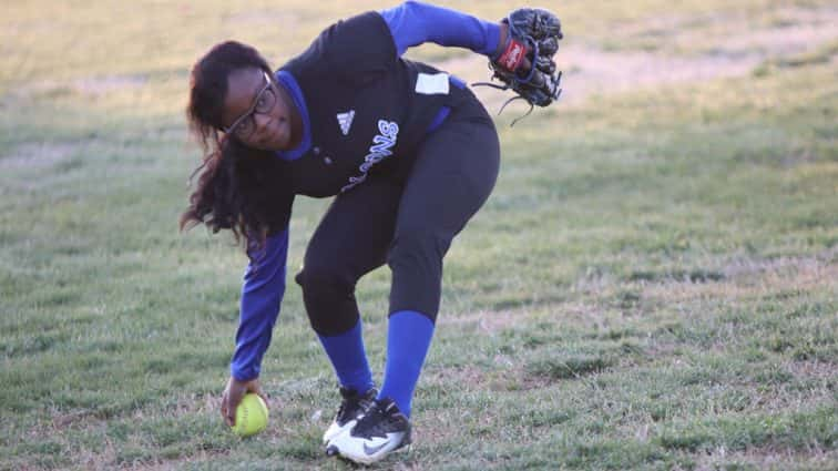 fort-campbell-softball-vs-christian-co-92