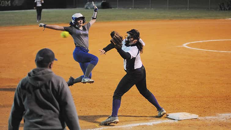 lyon-softball-vs-crit