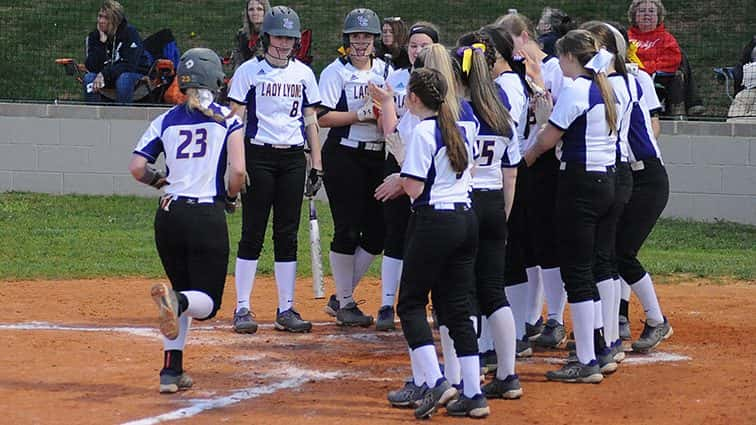 lyon-softball-for-story