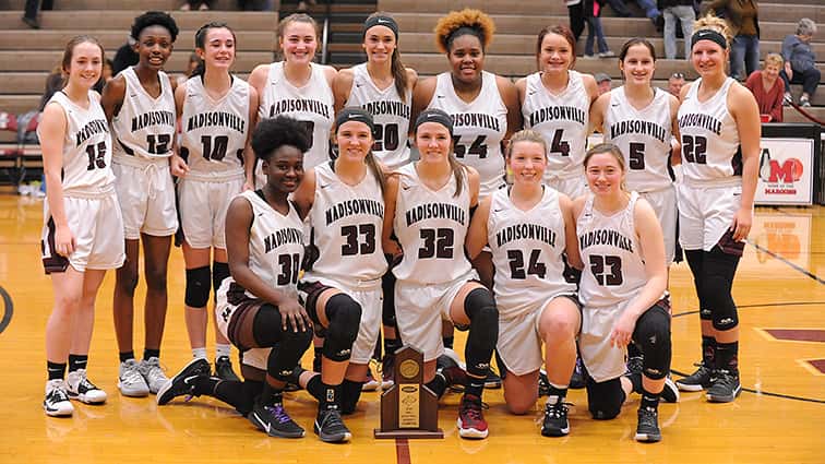 lady-maroons-with-trophy