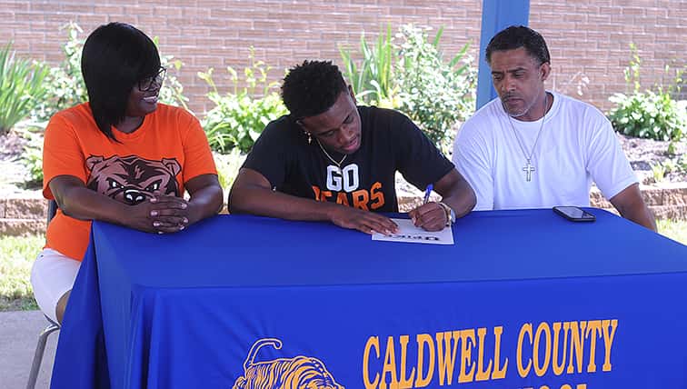adarius-riley-signs-with-upike