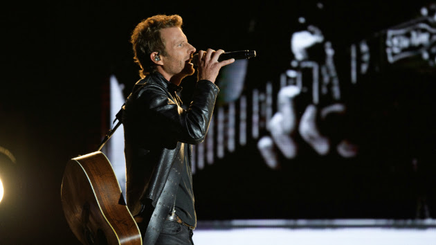 m_dierksbentleycmaawardsstage2016071117