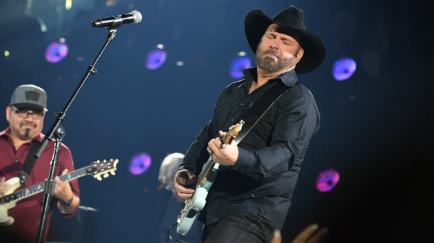 Garth Brooks Heading To Ohio On Dive Bar Tour Froggy 92 9