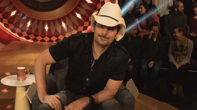 Brad Paisley tries his hand as a hair colorist in ...