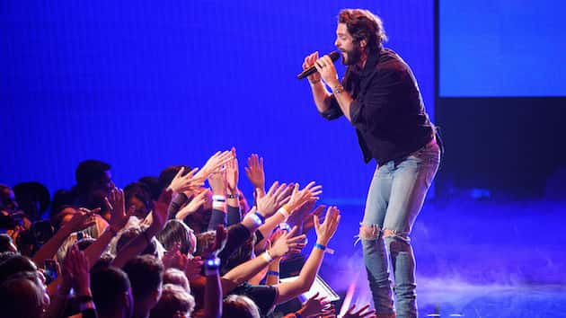 things-dads-do-thomas-rhett-celebrates-belated-father-s-day-with-a-tune-he-wrote-with-his-dad