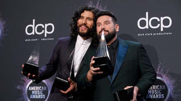 Dan Shay Stop By The The Not Too Late Show With Elmo To Perform I Don T Want To Live On The Moon Froggy 92 9