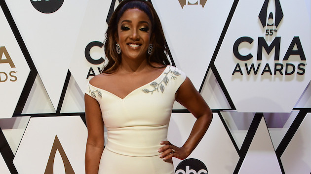 Mickey Guyton's patriotic Super Bowl look was a call-back to her debut album, 'Remember Her Name' - Vimarsana News