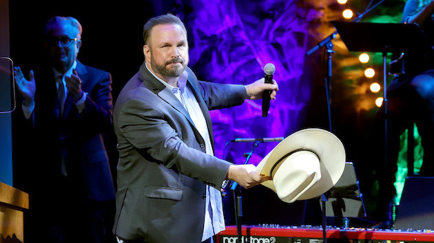 Kenny Loggins' new memoir details encounter with Garth Brooks that turned litigious - Vimarsana News