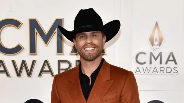 m_dustinlynch2023cmaawardsdisneyscottkirkland377622