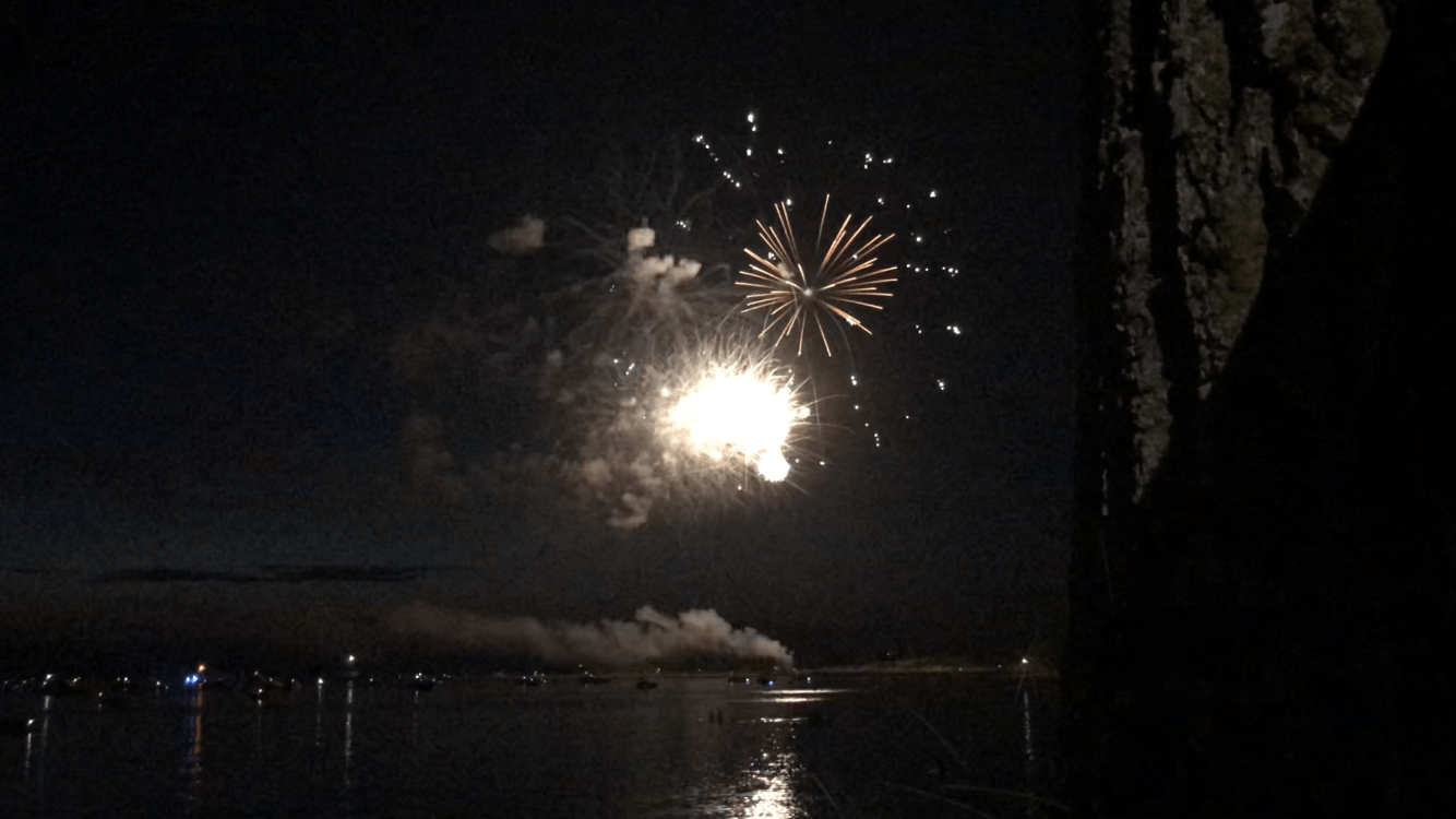 VIDEO Beachgoers, boaters cheer on fireworks finale at Silver Beach