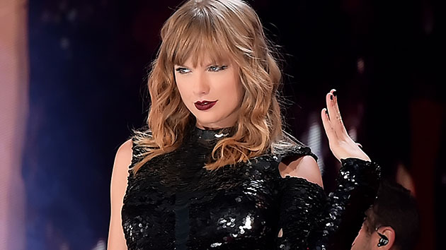 See Taylor Swift Dressed As The Little Mermaid New Years