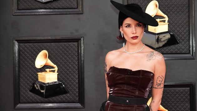 Grammys 2022: Halsey leaves early to recover from surgery: "Not feeling super well" - Vimarsana News
