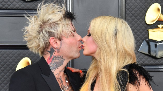 Despite engagement, Avril Lavigne still thinks 'Love Sux' - Vimarsana News