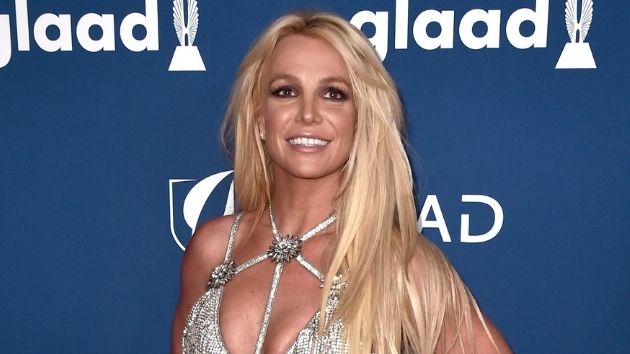 Britney Spears models clothes before pregnant belly starts "showing" - Vimarsana News