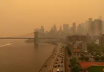 View on June 7^ 2023 of hazy New York city skylines during bad air quality because smoke of Canadian wildfires brought in by wind