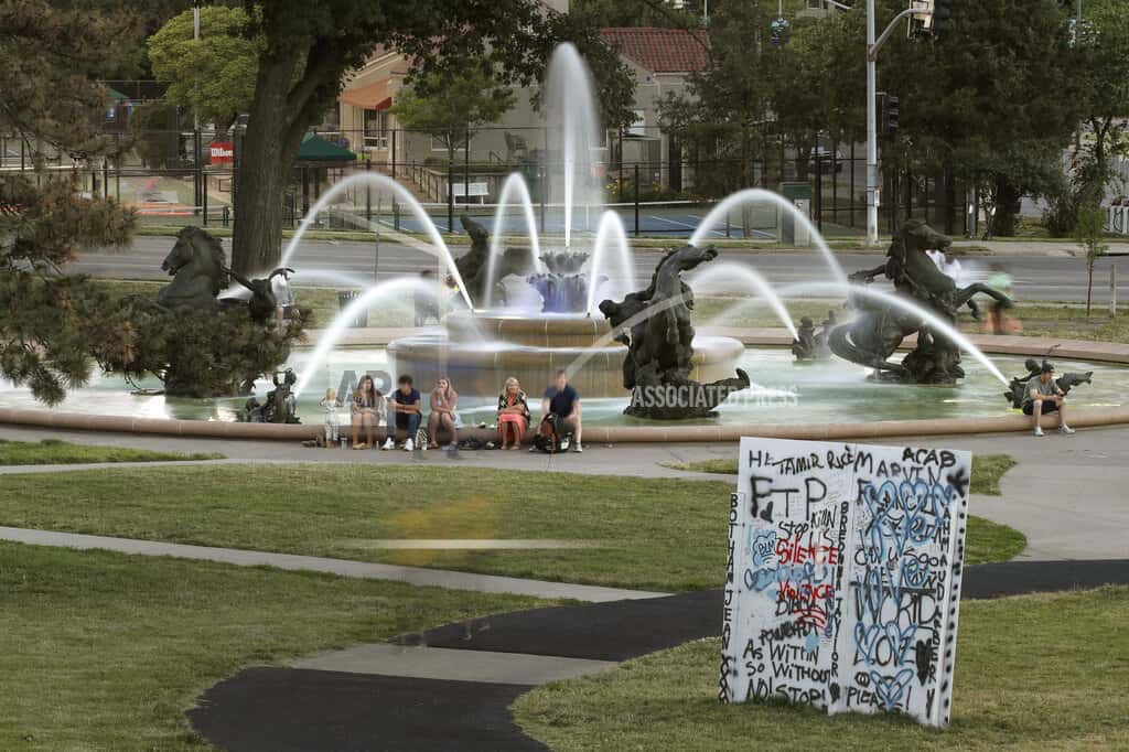 racial-injustice-kansas-city-fountain