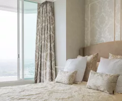 luxury-elegance-bedroom-close-up-with-pillow