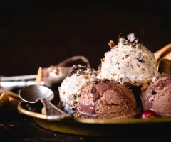 stracciatella-and-chocolate-ice-cream-in-the-plateselective-focus-2