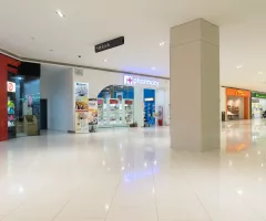 kuala-lumpur-malaysia-april-09-2016-damen-shopping-mall-in-usj-a-new-era-of-retail-lif-sbi-301985959
