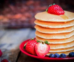 tasty-homemade-pancakes-with-strawberriesblueberries-and-maple