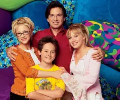 e_robertcarradinelizziemcguire_022426947081