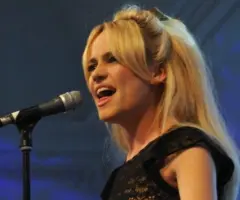 getty_duffy20sings_032526677763