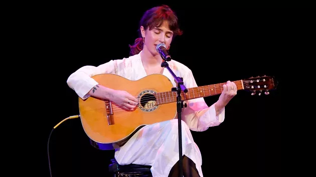 g_clairo_102424279095